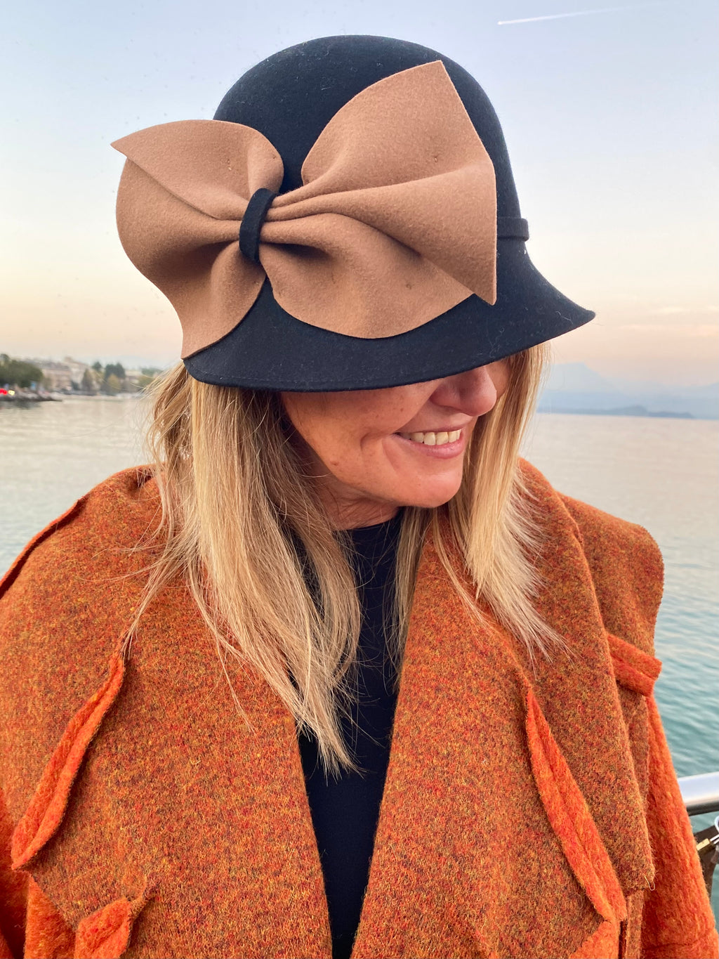 CAPPELLO NERO CON FIOCCO BEIGE