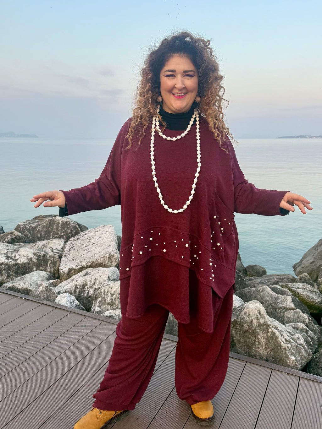 COMPLETO NOIR VINO CON PERLINE