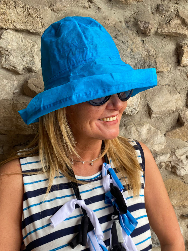 Cappello blu garzato tascabile