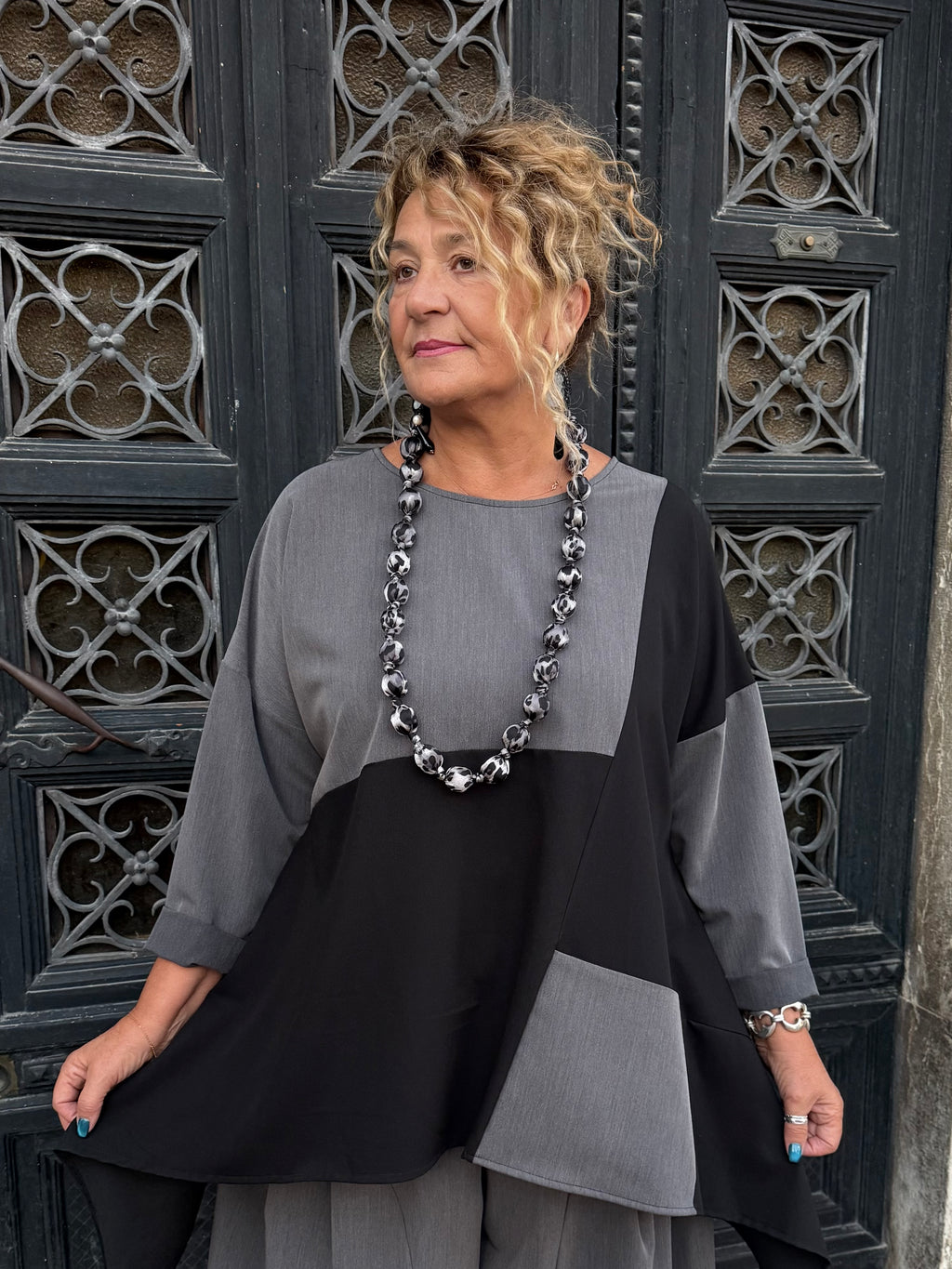 BLUSA ZEINA GRIGIA E NERA