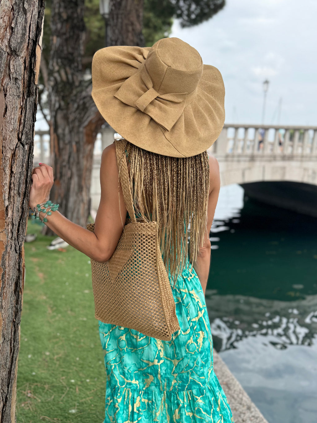 CAPPELLO BEIGE CON FIOCCO