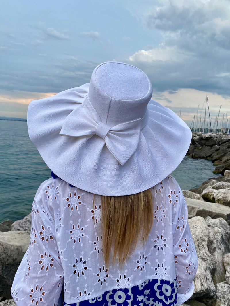 CAPPELLO BIANCO CON FIOCCO