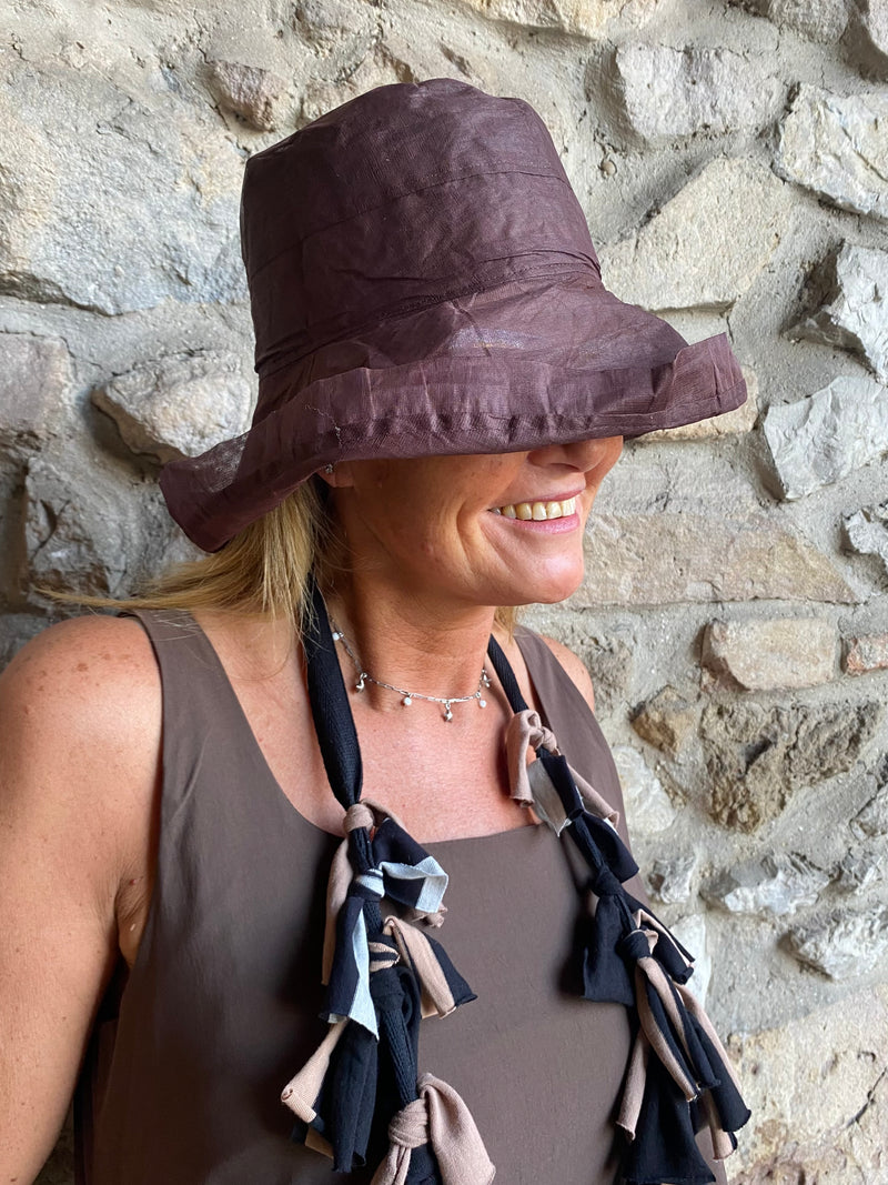 Cappellino marrone garzato tascabile