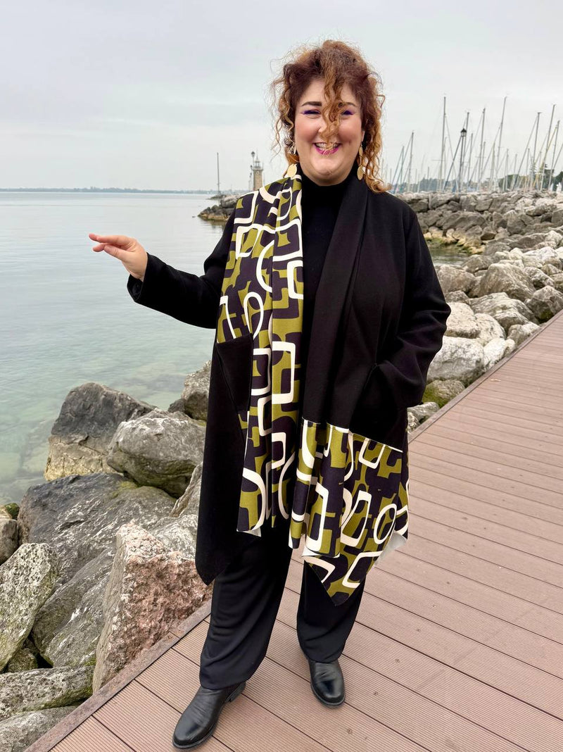 FELPA CON TASCHE PETALI NERA