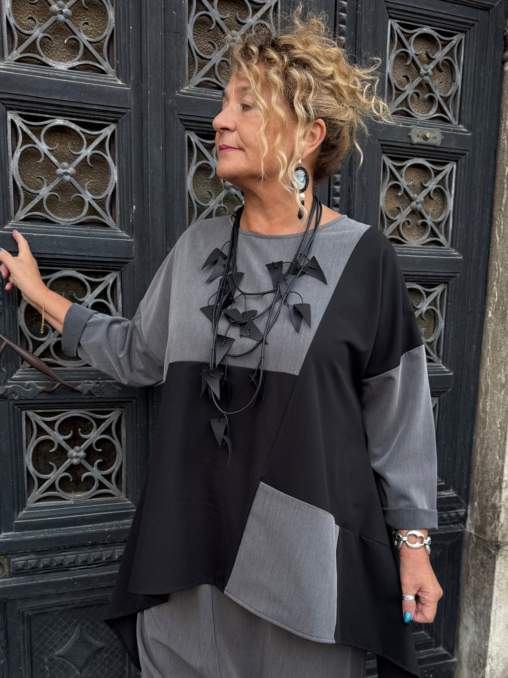 BLUSA ZEINA GRIGIA E NERA