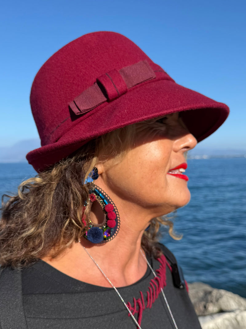 Cappello ottanio in lana con applicazione