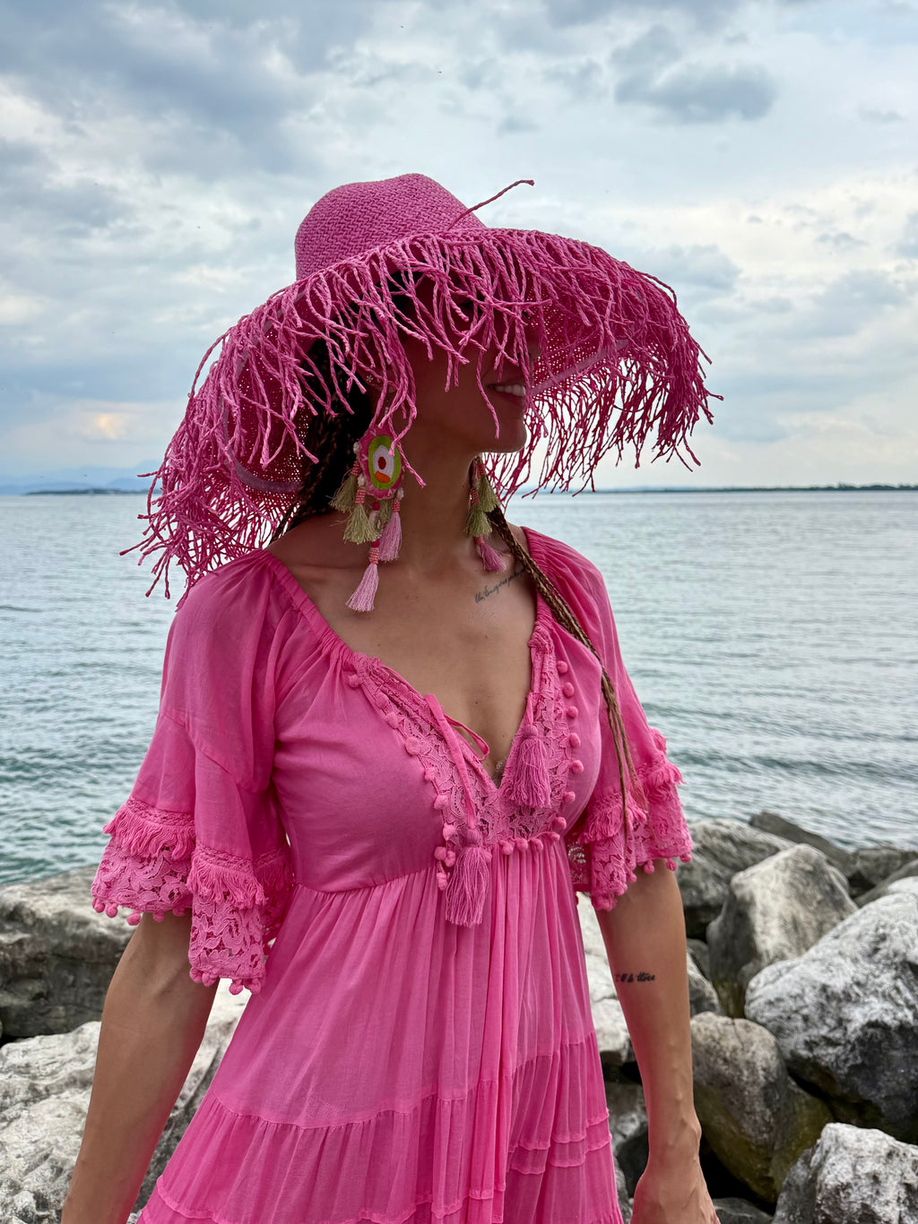 Cappello in paglia fucsia frangiato