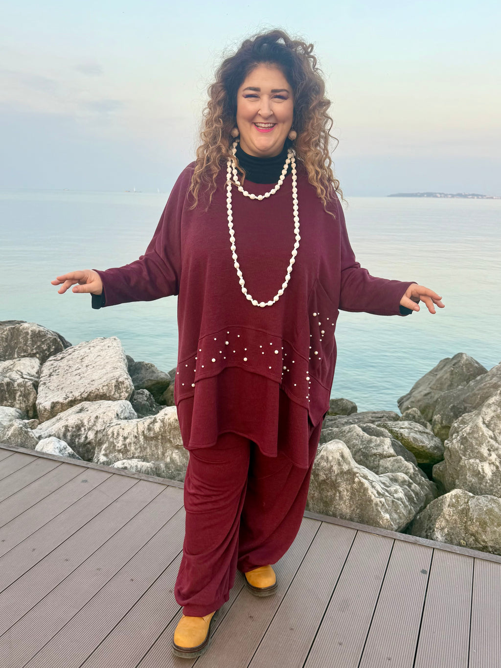 COMPLETO NOIR VINO CON PERLINE