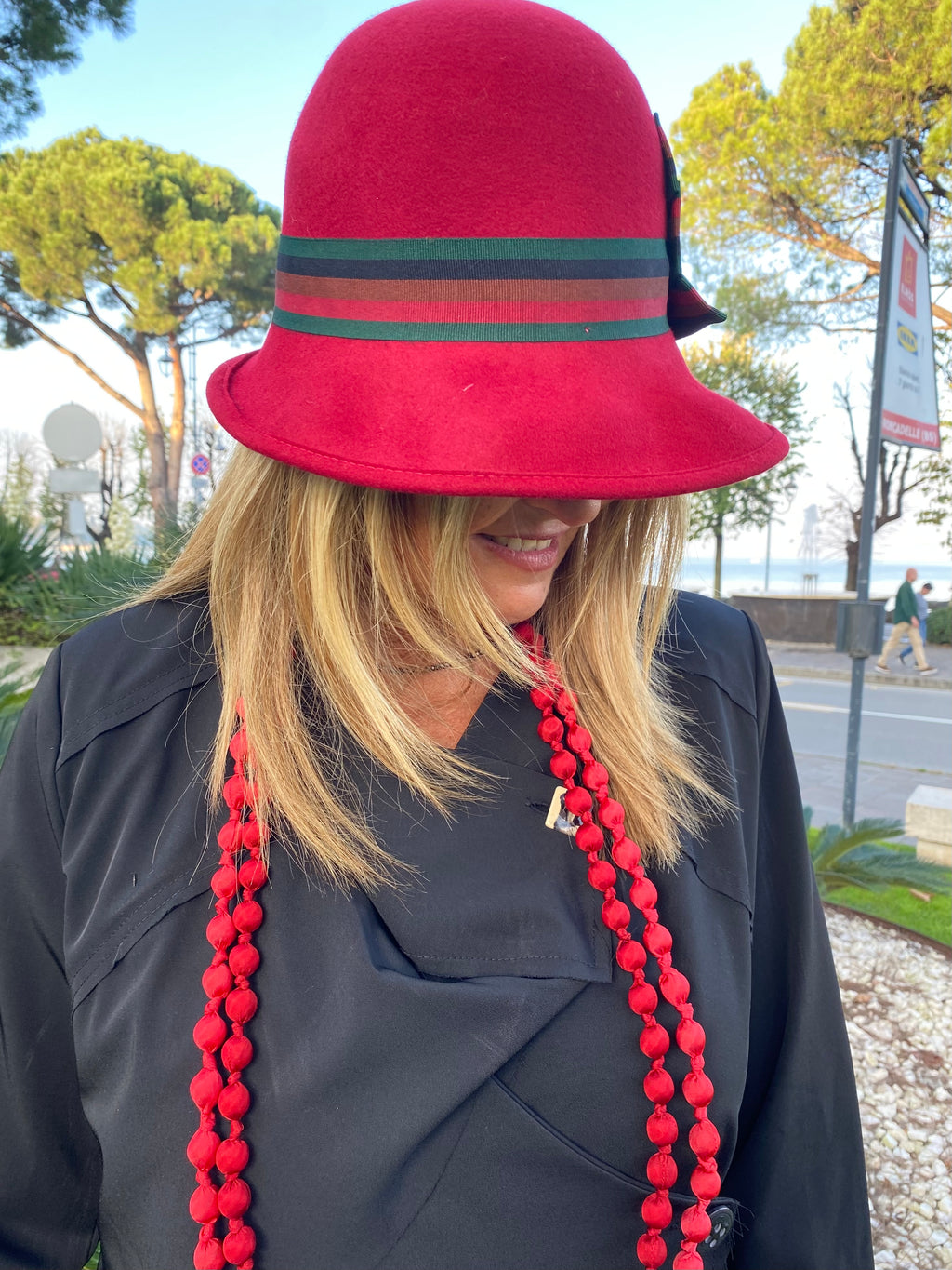 CAPPELLO ROSSO CON FIOCCO