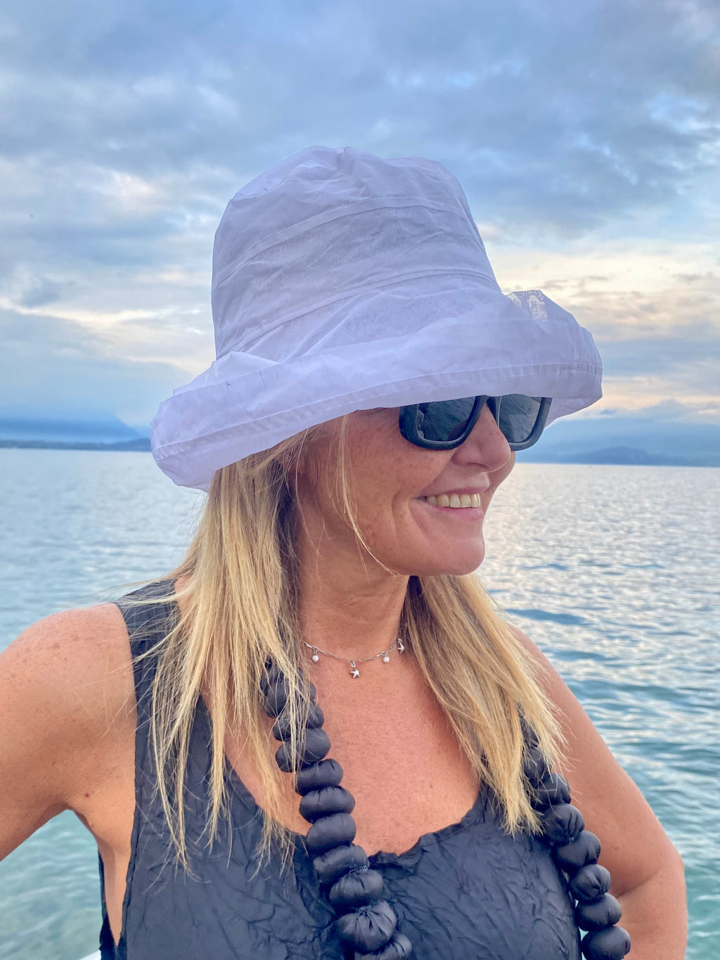 Cappello bianco garzato tascabile
