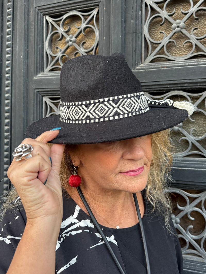 Cappello ottanio in lana con applicazione