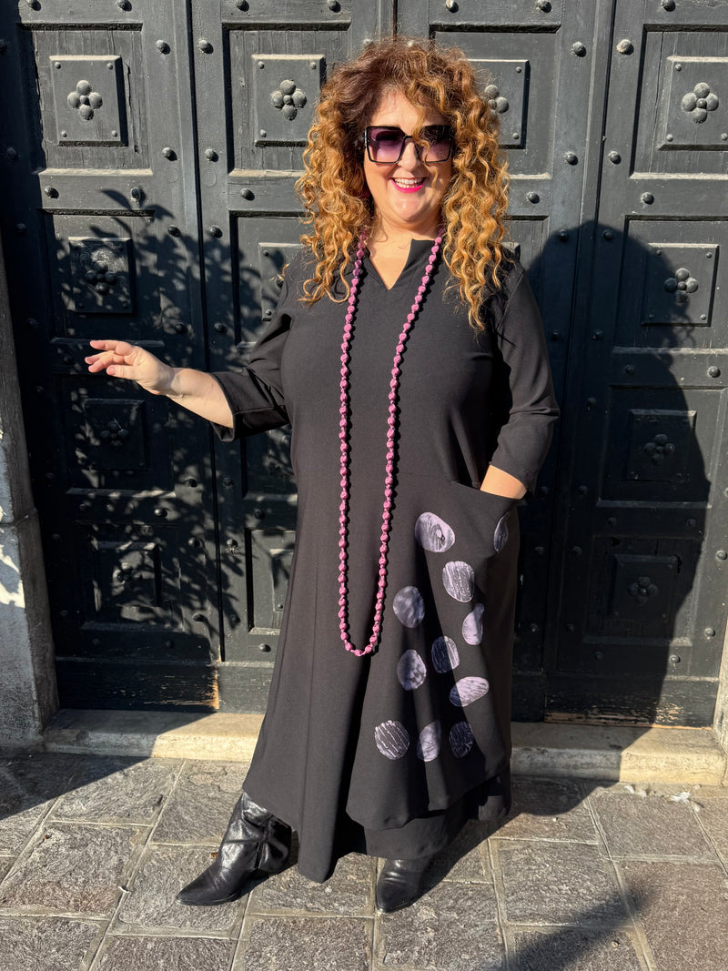 Abito nero con disegno