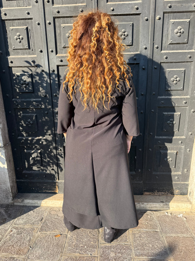 Abito nero con disegno