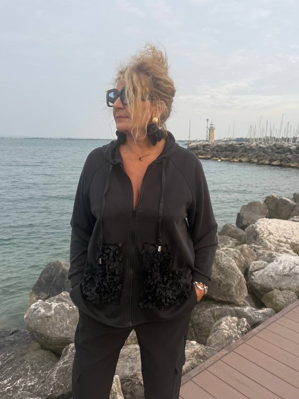 FELPA CON TASCHE PETALI NERA