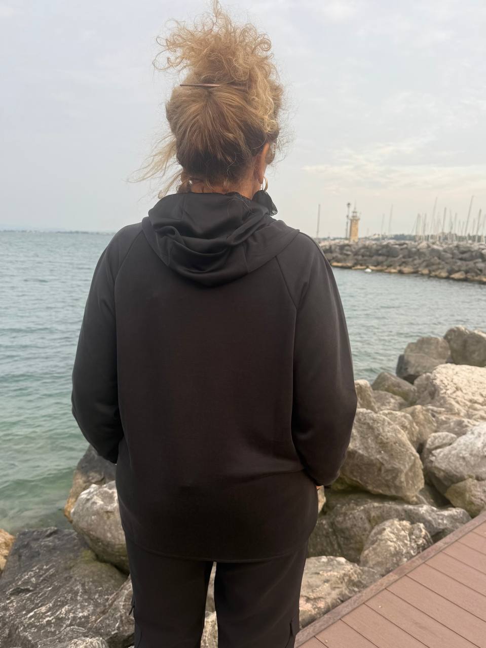 FELPA CON TASCHE PETALI NERA