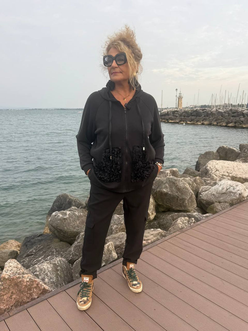 FELPA CON TASCHE PETALI NERA