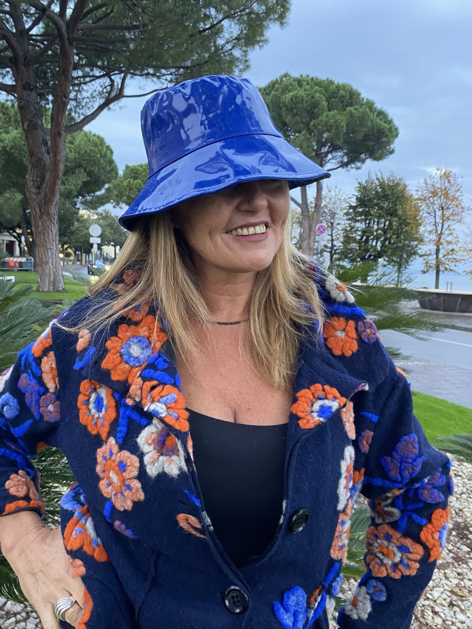 CAPPELLO BLU DA PIOGGIA