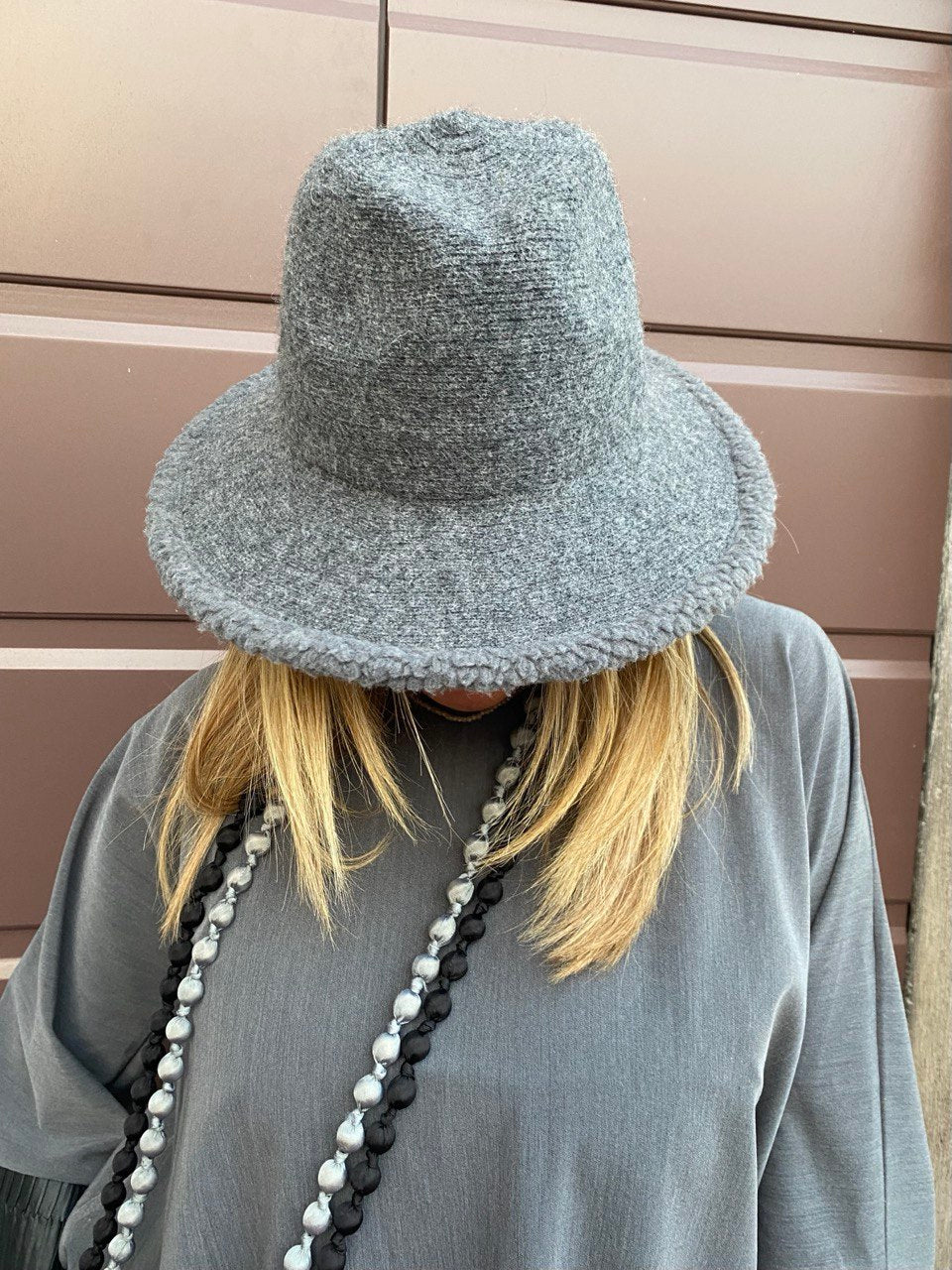 CAPPELLO IN LANA COTTA GRIGIO