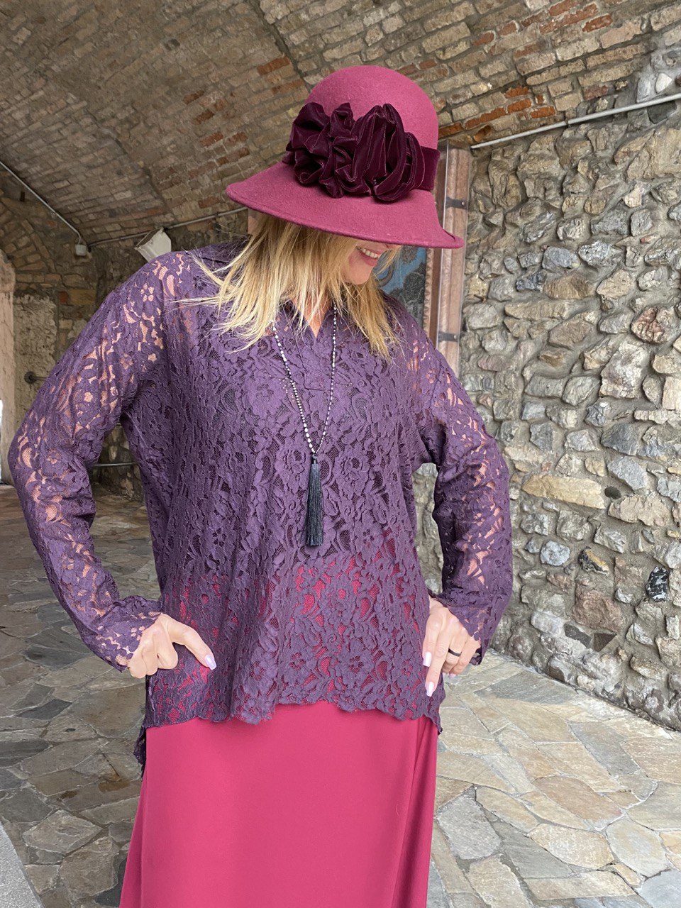 Camicetta color mosto in pizzo di viscosa semitrasparente