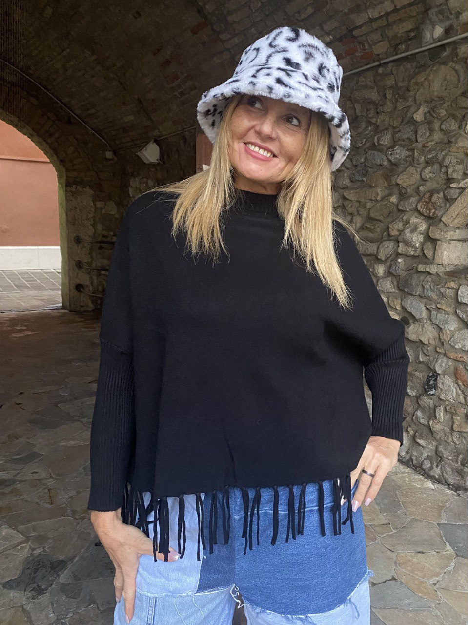 Maglia girocollo con frange nera
