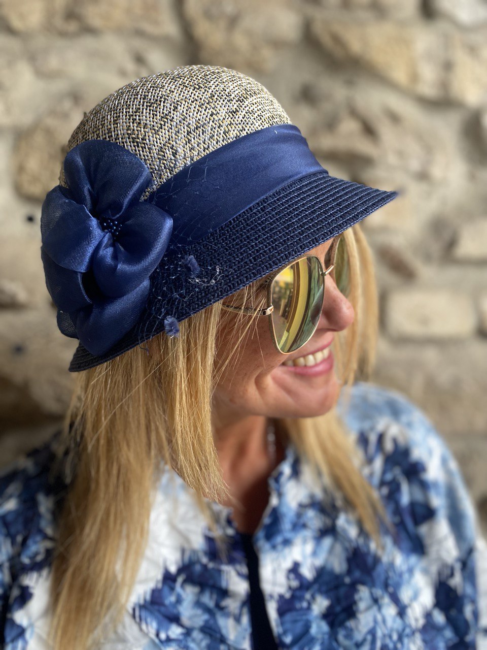 Cappellino in paglia con fiocco blu